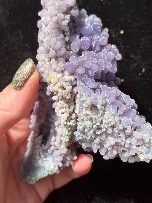 Side view of 286 gr grape agate crystal