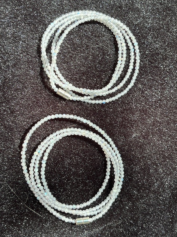 Bracelet, Faceted delicate Grey Moonstonebeads, with magnetic clasp, 4 laps