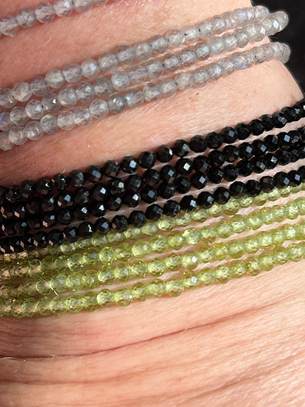 Bracelet, Faceted delicate Grey Moonstonebeads, with magnetic clasp, 4 laps