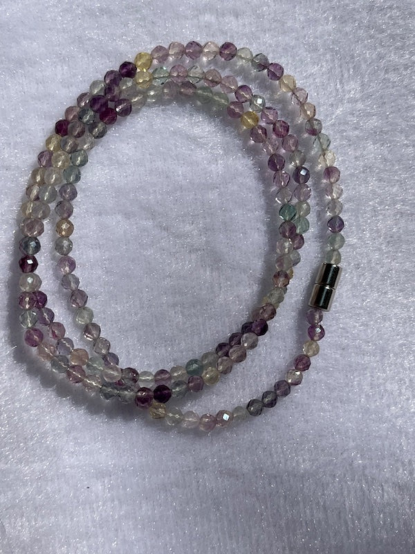 Bracelet Flourite, faceted colourful beads, 4mm with 3 laps and a magnetic clasp.