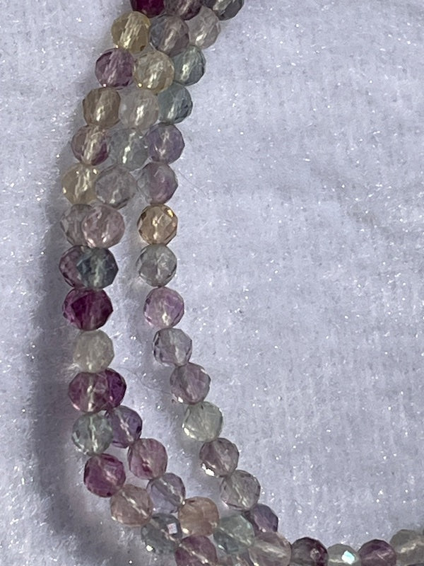 Bracelet Flourite, faceted colourful beads, 4mm with 3 laps and a magnetic clasp.