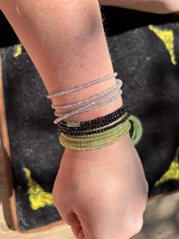 Bracelet, Faceted delicate Peridot beads, with magnetic clasp, 4 laps