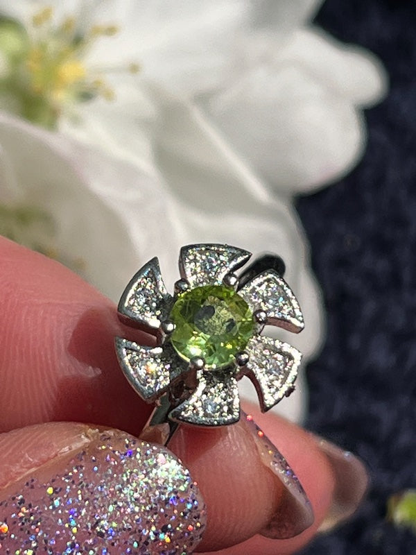 Sterling plated peridot spinner ring
