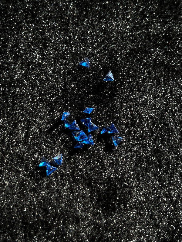 Lab Sapphire dark Blue, Faceted Triangles, 3mm (5pc)